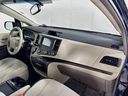 Used 2011 Toyota Sienna LE w/ Towing Pkg AWD/4WD image 30