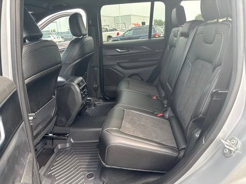Used 2025 Jeep Grand Cherokee Altitude AWD/4WD image 10