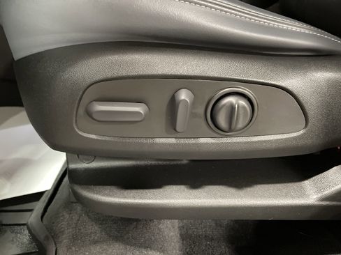 Used 2023 Buick Enclave Essence w/ Sport Touring Edition image 10