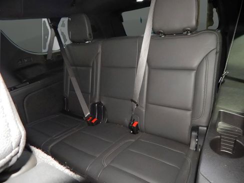 Used 2025 Chevrolet Suburban Z71 AWD/4WD image 37