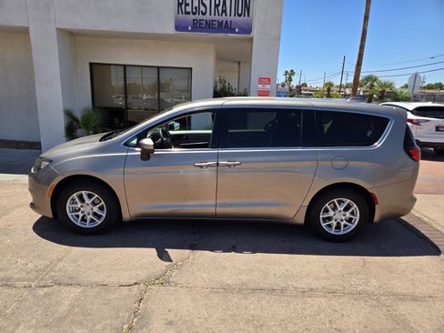 Used 2017 Chrysler Pacifica Touring FWD image 2