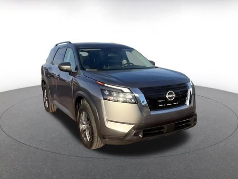 Used 2025 Nissan Pathfinder SV image 3