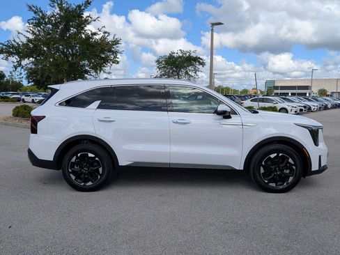 Used 2025 Kia Sorento S w/ Panoramic Sunroof Package FWD image 4