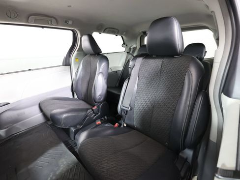 Used 2012 Toyota Sienna SE FWD image 15