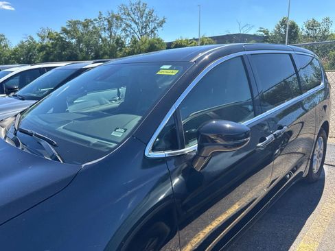 Used 2025 Chrysler Pacifica Select FWD image 23