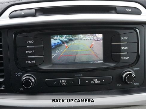 Used 2017 Kia Sorento LX image 3