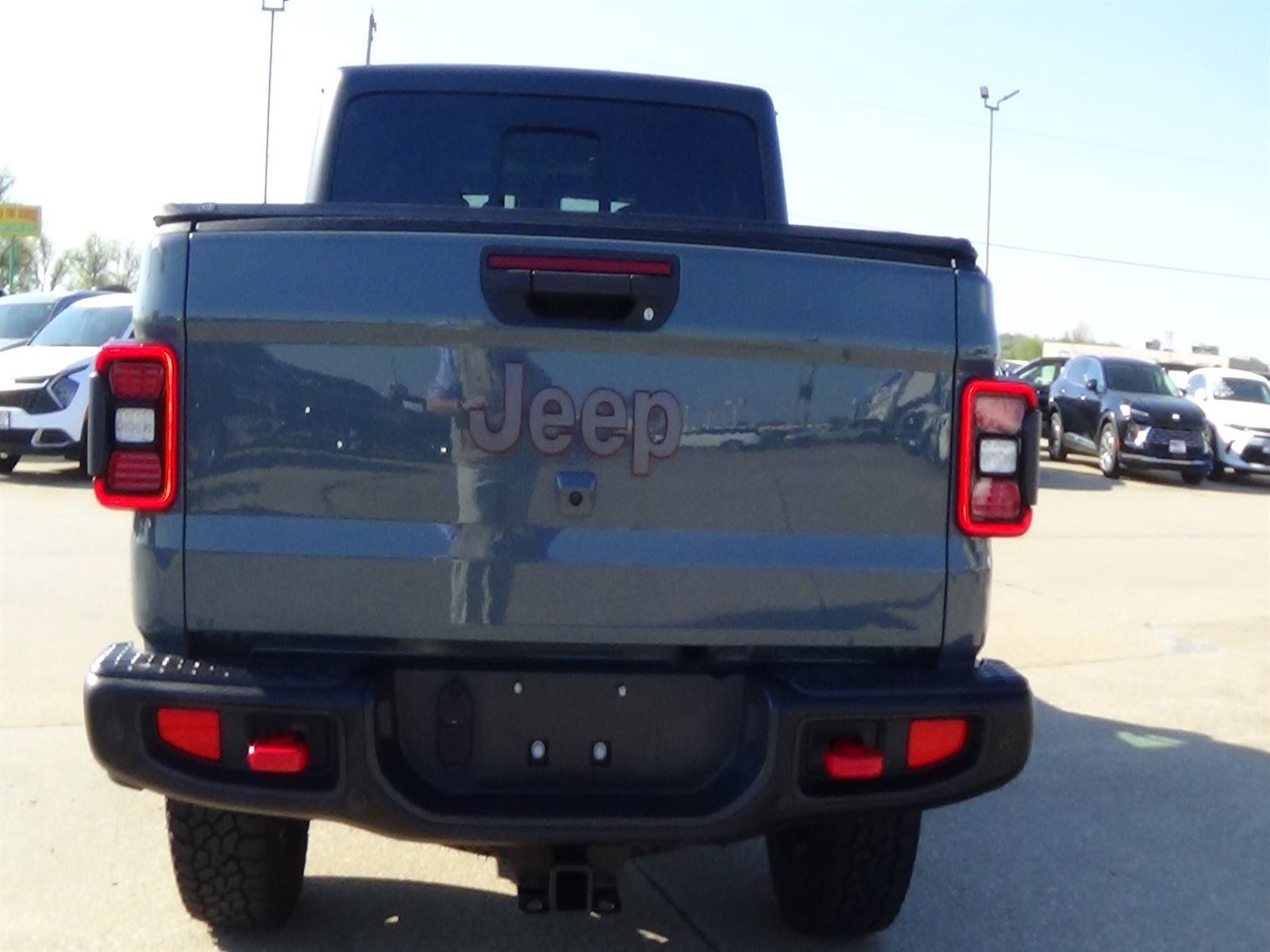 Used 2024 Jeep Gladiator Rubicon w/ Technology Group AWD/4WD image 7