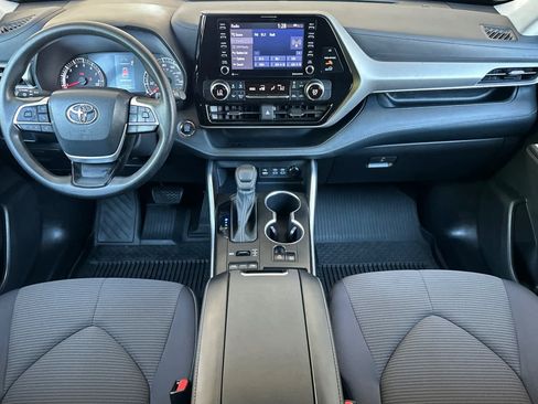 Used 2022 Toyota Highlander L AWD/4WD image 3