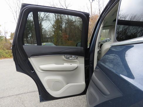 Used 2020 Volvo XC90 T6 Momentum w/ Protection Package image 21