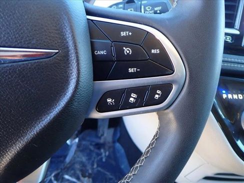 Used 2022 Chrysler Pacifica Touring-L image 17