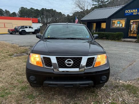 Used 2016 Nissan Frontier SV image 2