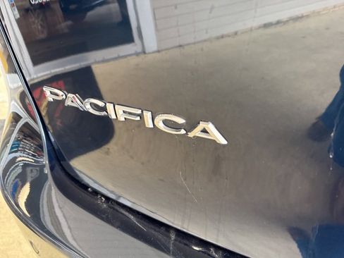 Used 2024 Chrysler Pacifica Touring-L image 39