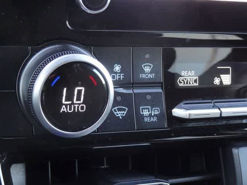 Used 2025 Toyota Highlander LE FWD image 29