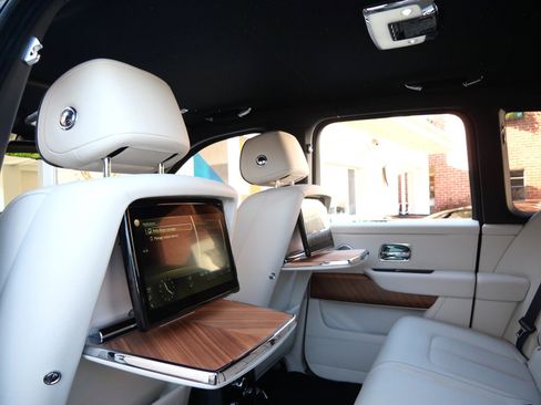 Used 2023 Rolls-Royce Cullinan w/ Cullinan Package image 26