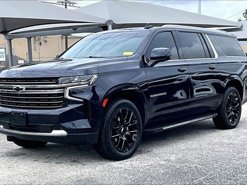 Used 2023 Chevrolet Suburban LT w/ LT Signature Package RWD image 2
