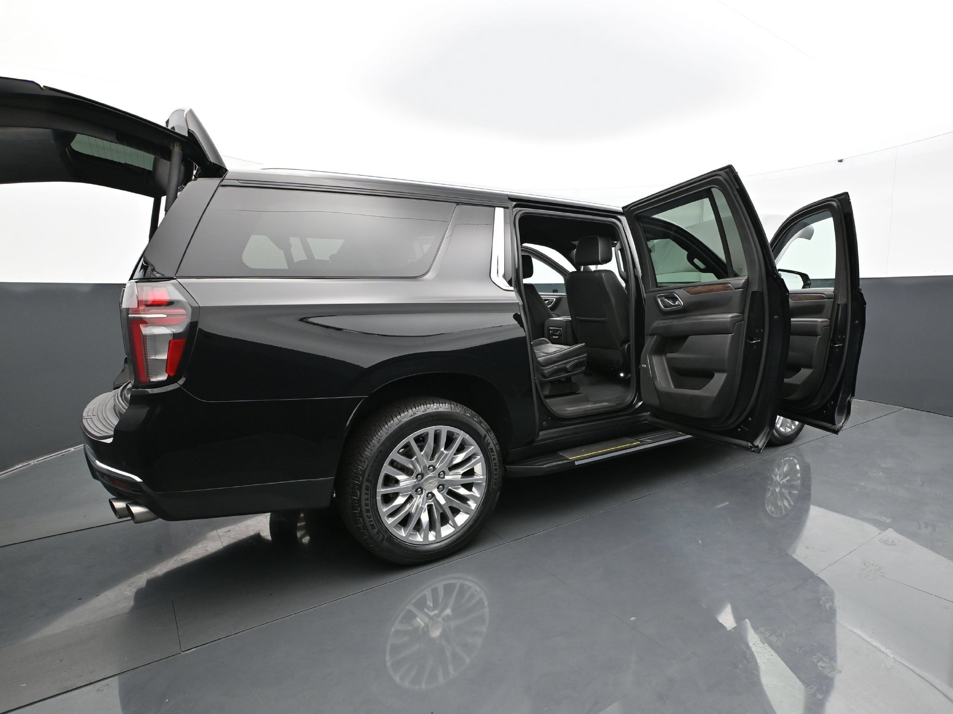 Used 2023 Chevrolet Suburban Premier AWD/4WD image 42