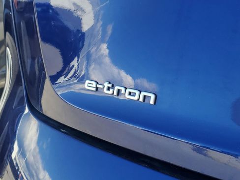 Used 2021 Audi e-tron Prestige w/ Prestige Package image 7