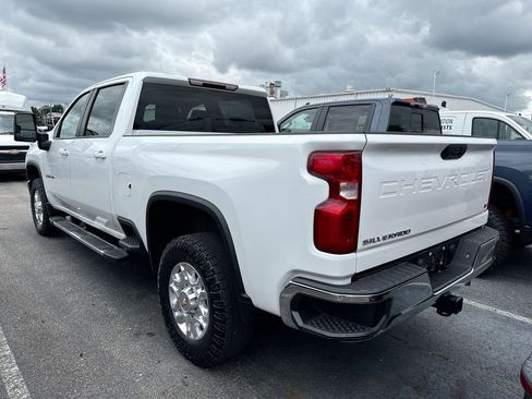 Used 2022 Chevrolet Silverado 2500 LT w/ Convenience Package AWD/4WD image 2