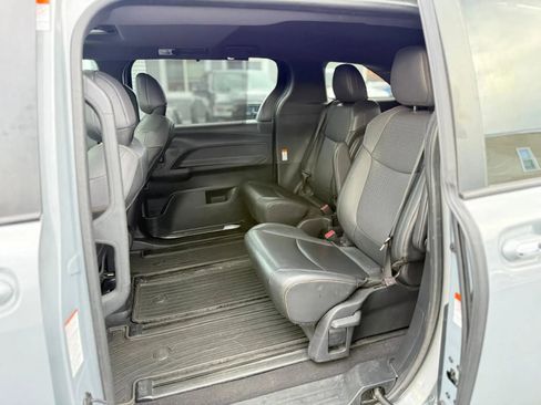 Used 2022 Toyota Sienna XLE Woodland Edition image 11