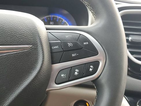 Used 2024 Chrysler Pacifica Touring-L FWD image 23