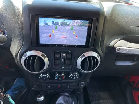 Used 2015 Jeep Wrangler Unlimited Sahara w/ Connectivity Group AWD/4WD image 15