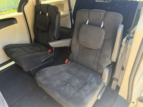 Used 2016 Dodge Grand Caravan SXT FWD image 12