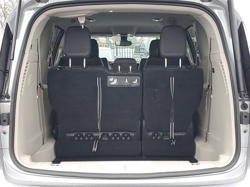 Used 2017 Chrysler Pacifica Touring-L image 11