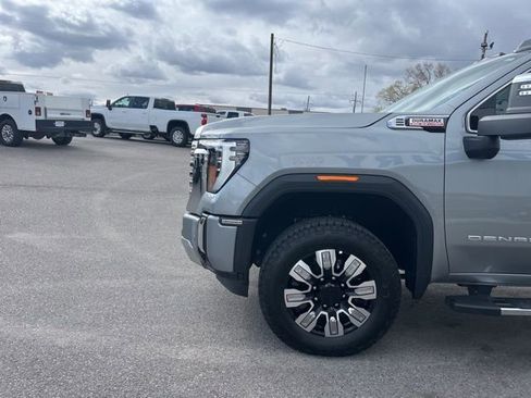 Used 2025 GMC Sierra 3500 Denali image 4