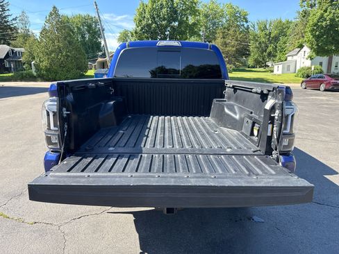 Used 2022 Toyota Tacoma TRD Off-Road w/ Technology Package AWD/4WD image 15