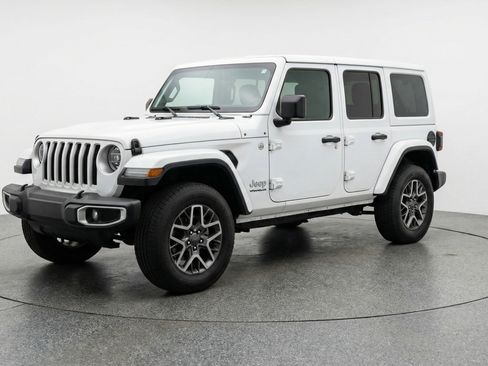 Used 2025 Jeep Wrangler Sahara image 3