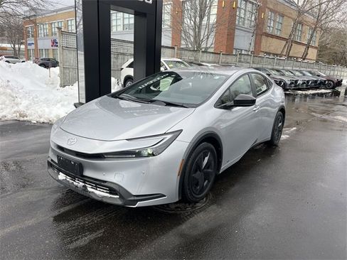 Used 2025 Toyota Prius LE image 1