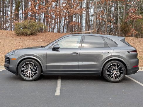 Certified 2025 Porsche Cayenne Coupe AWD/4WD image 2