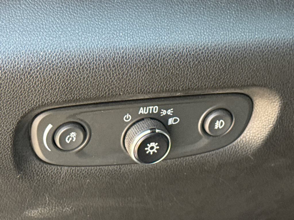 Used 2020 Chevrolet Traverse LT FWD image 21