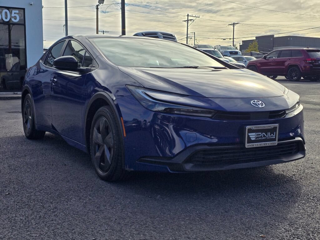 Used 2023 Toyota Prius LE FWD image 4