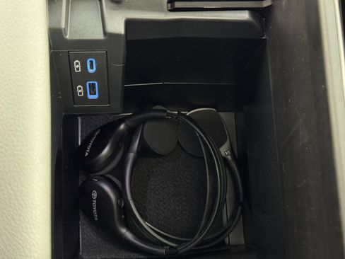 Used 2024 Toyota Sienna Limited image 32