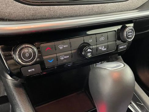 Used 2024 Jeep Compass Latitude image 9