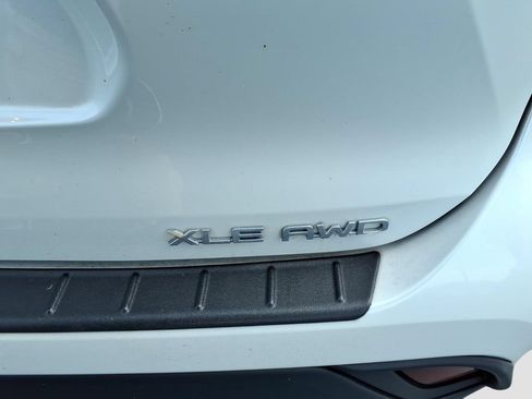 Used 2023 Toyota Highlander XLE AWD/4WD image 10