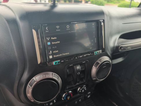 Used 2018 Jeep Wrangler Unlimited Sahara AWD/4WD image 24