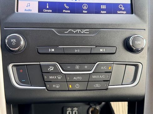 Used 2020 Ford Fusion SE image 18