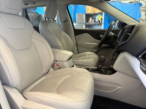 Certified 2021 Jeep Cherokee Latitude Lux w/ Comfort/Convenience Group AWD/4WD image 32