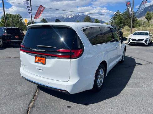 Used 2024 Chrysler Pacifica Touring-L FWD image 7