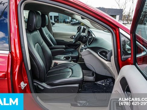 Used 2024 Chrysler Pacifica Touring-L image 25