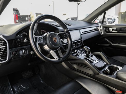 Used 2020 Porsche Cayenne image 2
