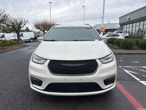 Used 2021 Chrysler Pacifica Touring w/ S Appearance Package image 2