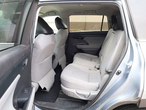 Used 2022 Toyota Highlander LE image 23