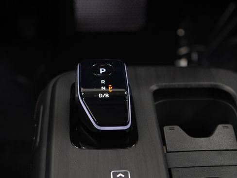 Used 2023 Nissan Ariya AWD image 18