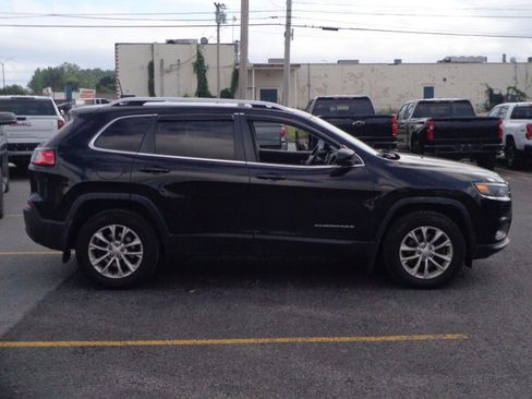 Used 2019 Jeep Cherokee Latitude w/ Cold Weather Group AWD/4WD image 4