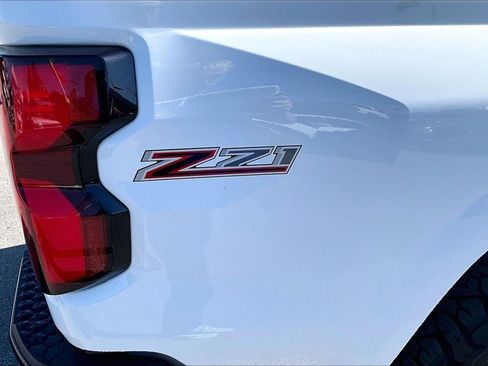 Used 2023 Chevrolet Colorado Z71 w/ Z71 Convenience Package 2 AWD/4WD image 8
