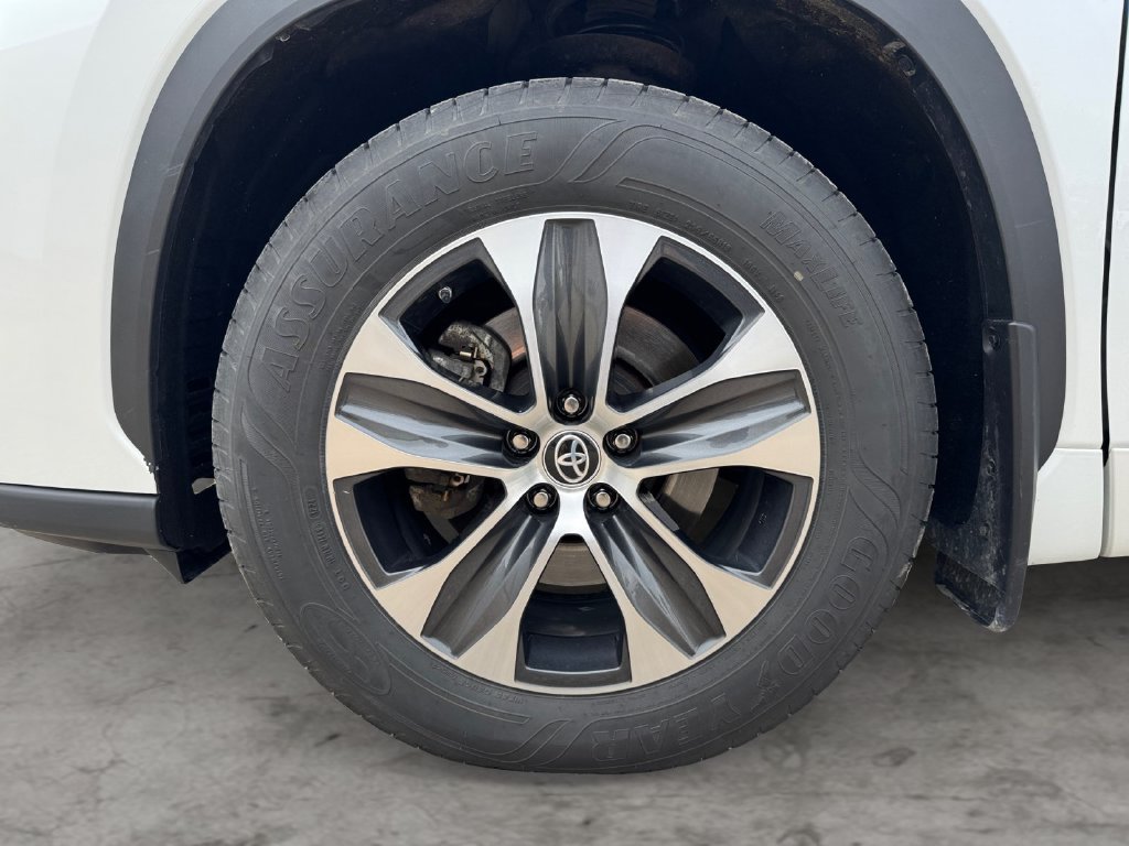 Certified 2022 Toyota Highlander XLE AWD/4WD image 9