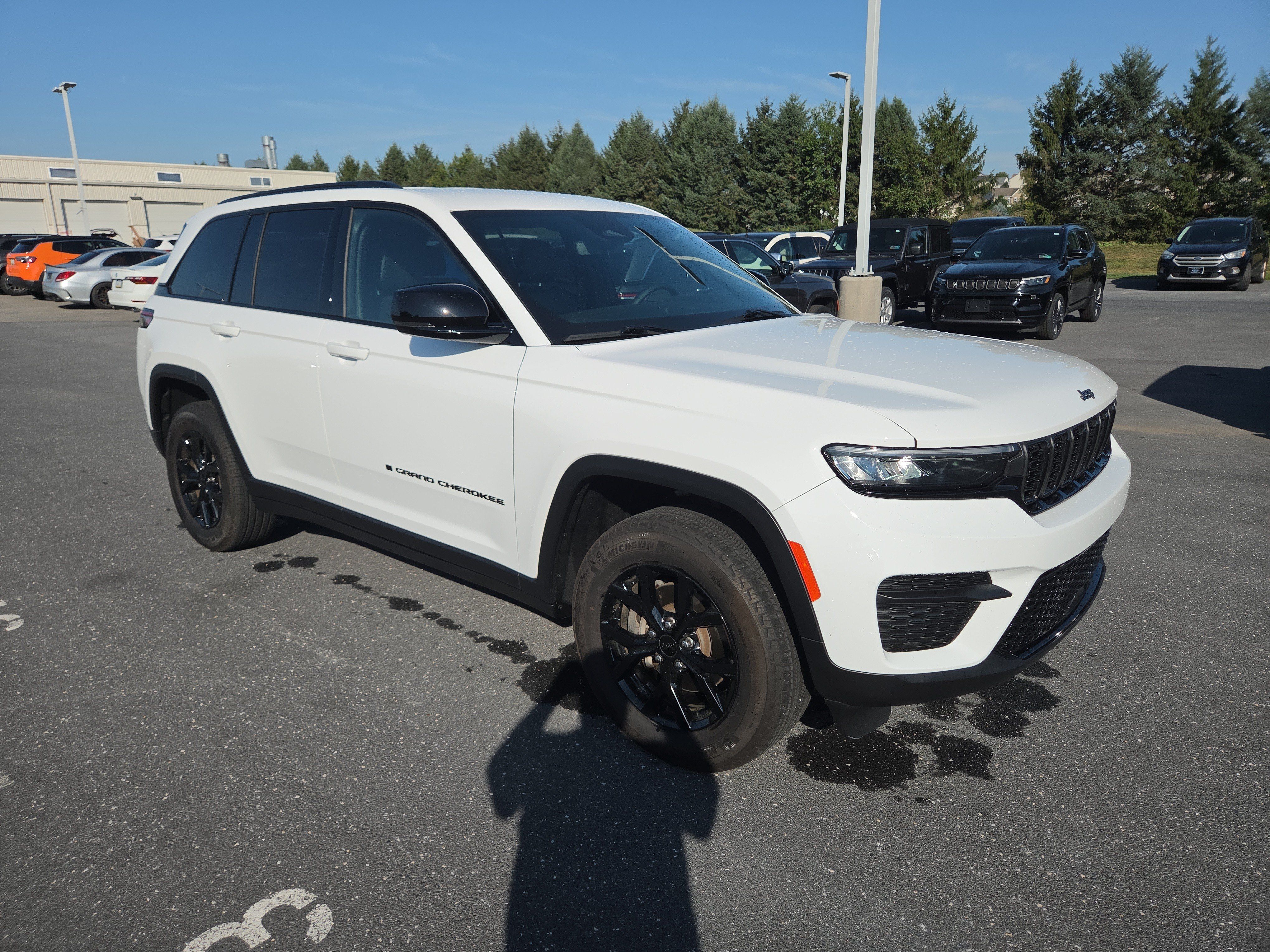 Used 2024 Jeep Grand Cherokee Altitude AWD/4WD image 17